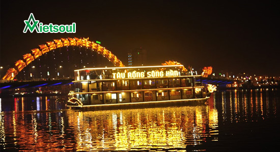 Ngắm sông Hàn thơ mộng trên du thuyền đầy sang trọng ở Đà Nẵng