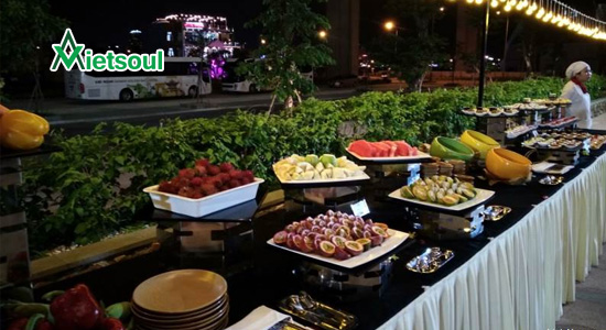 Khu vực đồ ăn ở GoLDen Bay