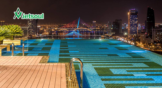 Bể bơi dát vàng ở Golden Bay Đà Nẵng