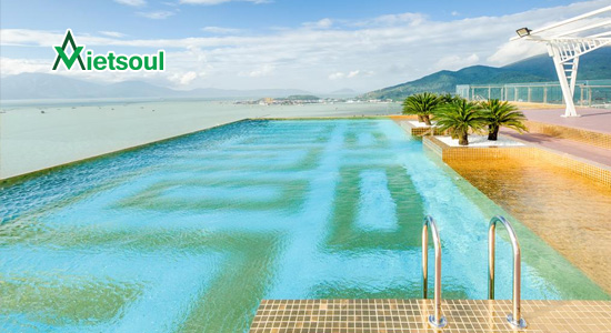 Bể bơi dát vàng ở Golden Bay Đà Nẵng
