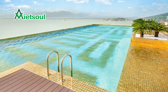 Bể bơi dát vàng ở Golden Bay Đà Nẵng