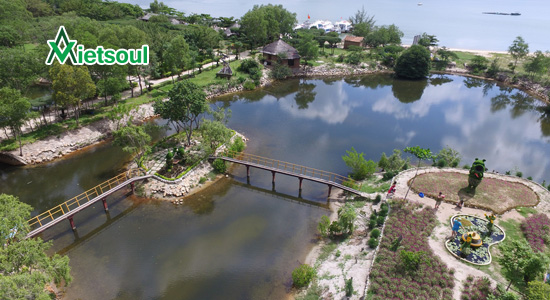 Hồ Nghinh Xuân với những cây cầu khỉ bắt ngang thơ mộng