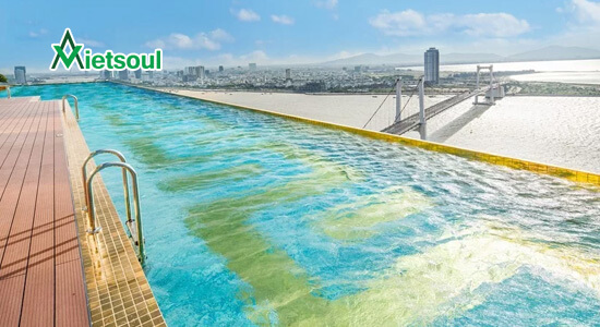 Khách sạn bể bơi dát vàng ở Đà Nẵng đang rất hot